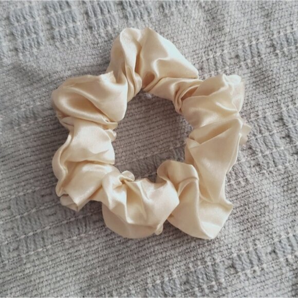 New Satin Cool Cream Scrunchie Regular Size - Picture 3 of 3